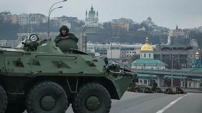 俄军坦克兵临城下 专家：乌军比想象中顽强 局势胶着 - 1