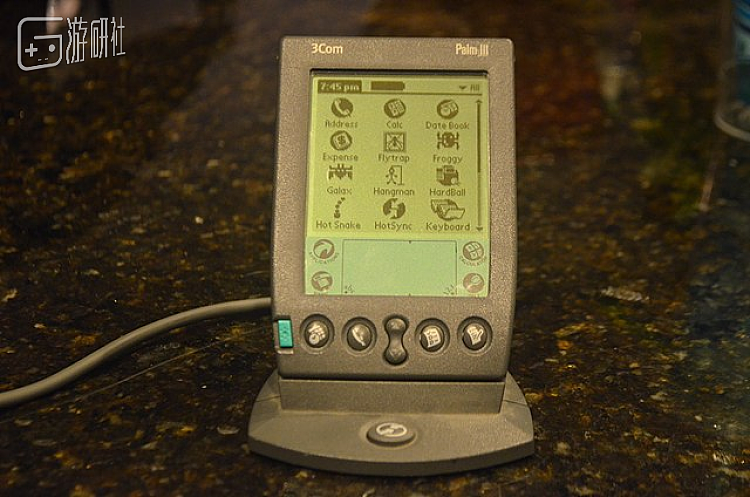 这个Palm设备的同步底座可以实现“一键同步”