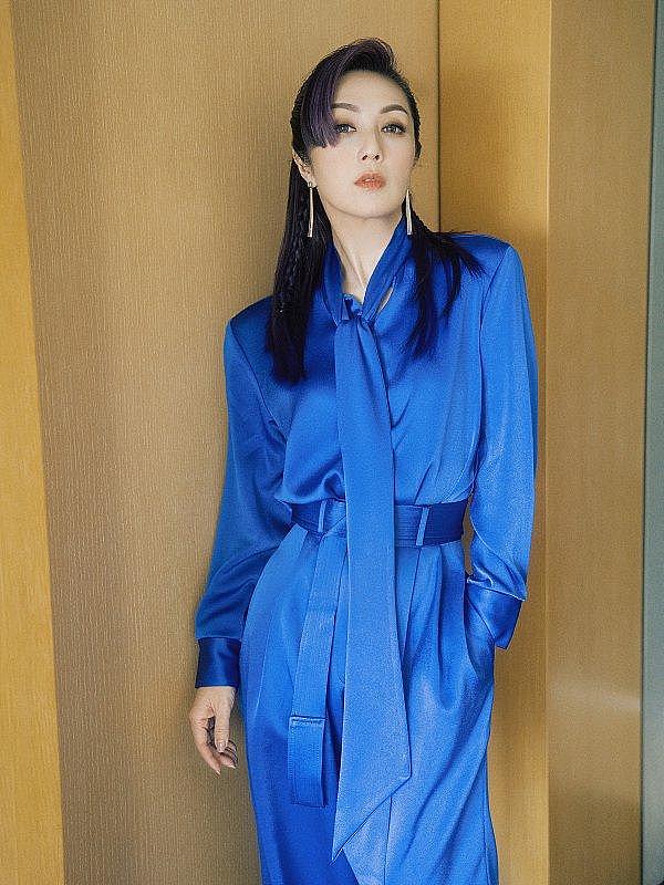 杨千嬅长发造型显温柔优雅 蓝色缎面套装简约干练 - 2