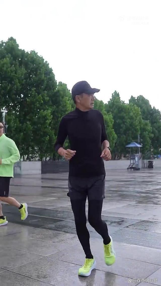 周润发在上海跑步 网友：许文强重回上海滩 - 3
