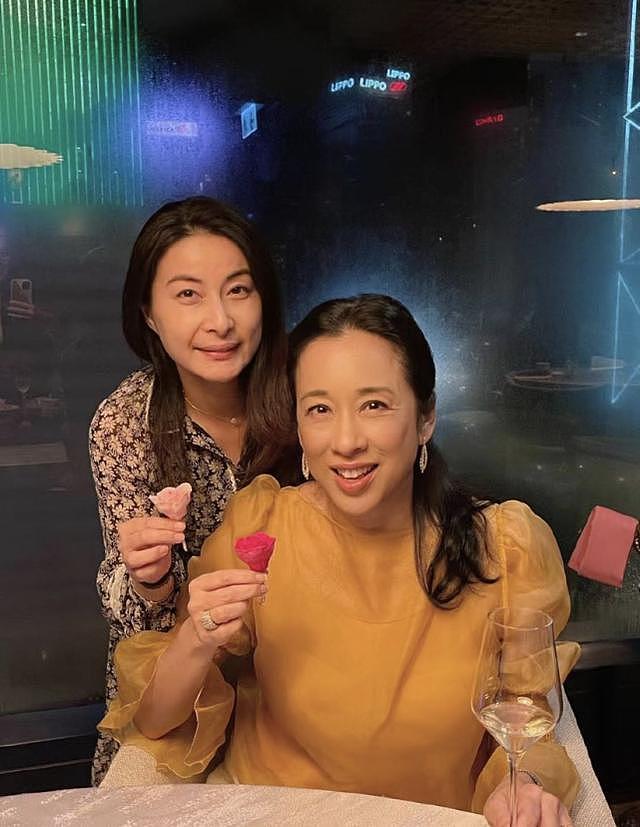 郭晶晶夫妇牵2个女儿游丽江，霍启刚母亲和郭妈妈一路同行好和睦 - 12