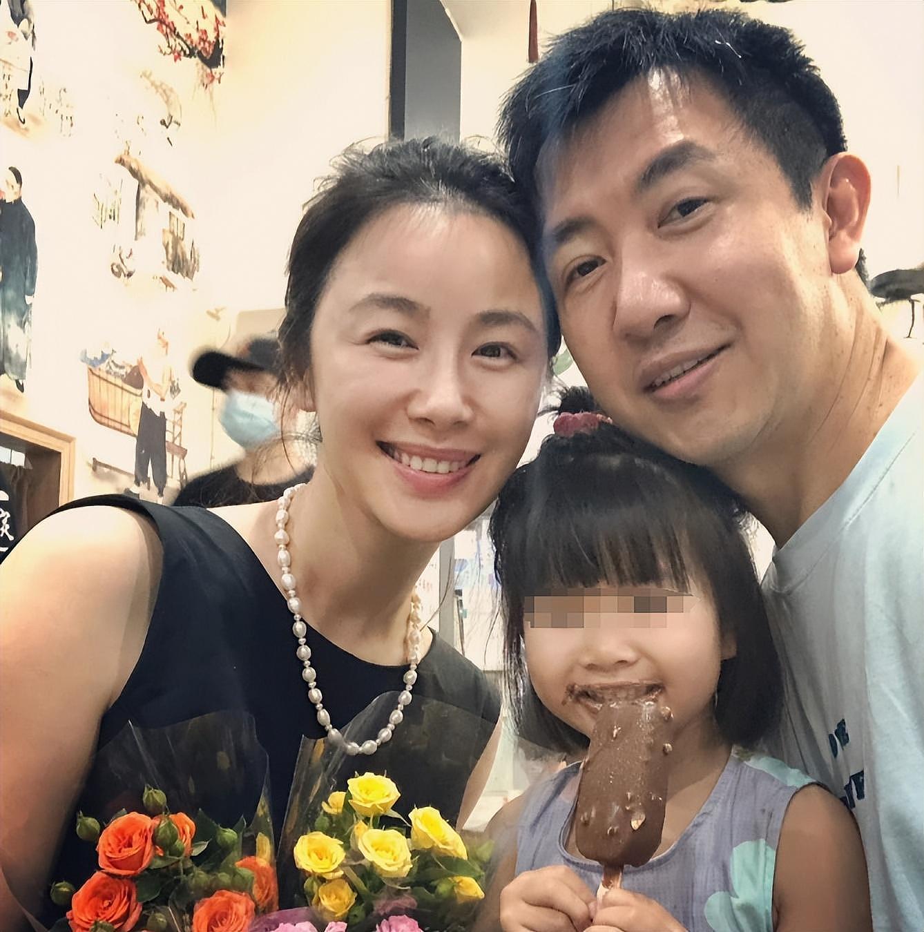 梅婷养他6年，李小冉为他堕胎2次，如今他55岁娶小15岁娇妻好幸福 - 4