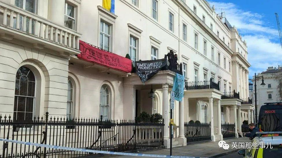 英国抗议者私闯占领寡头豪宅，宣布欢迎难民…伦敦市长：警察为啥要管？ 啊？ - 13
