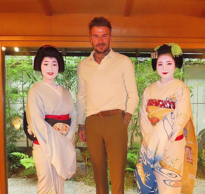 贝克汉姆一家日本度假，与艺伎跪着合影 - 7
