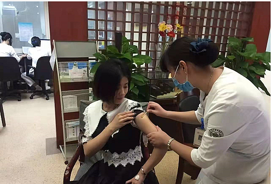 2017年，浙江女孩捐骨髓救15岁男孩，两人见面后，男孩低头跪谢 - 5