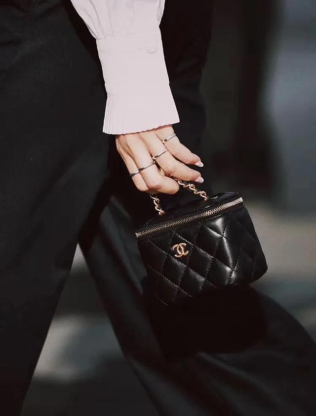 Chanel包包带有小金球最近特别火，尤其是这款翻盖小方包。 - 9