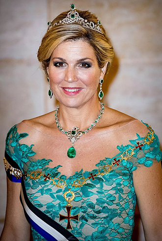 50岁荷兰王后有钱任性：珠宝王冠不重样的戴，奢华程度不输英女王 - 7