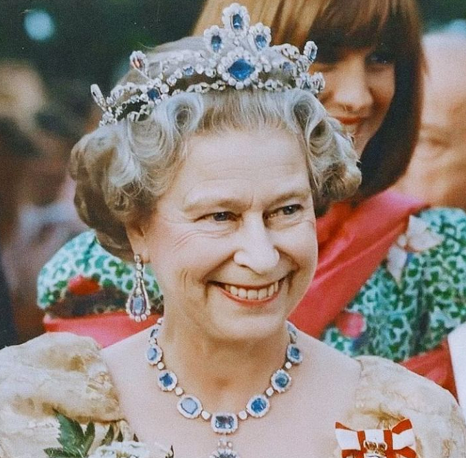 欧洲王室王冠奢华高贵，日本皇室王冠几乎一个样，高仿上不了台面 - 14