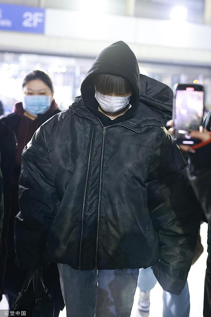 李宇春现身首都机场 穿黑色羽绒服简单低调 - 3