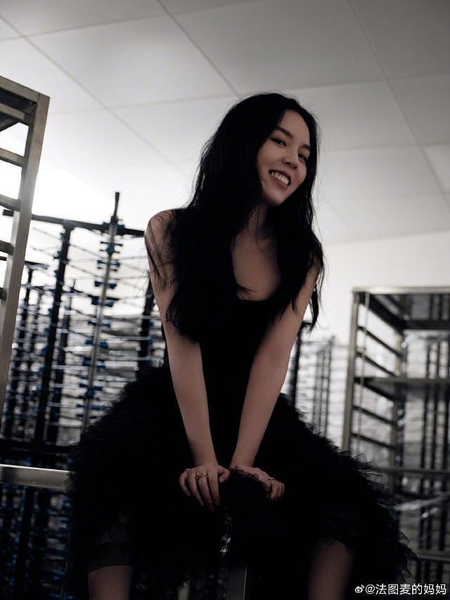 李咏 21 岁女儿首次公开活动 黑色露背裙身材线条优越 - 4