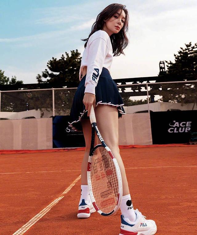 袁姗姗网球运动风写真释出 穿短衫露腹肌长腿身材好 - 1