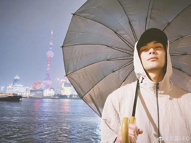 吴磊晒外滩散步消食自拍 穿白色卫衣撑雨伞悠然自得 - 6