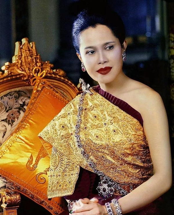 25年前英女王出访泰国，诗丽吉满身珠翠好耀眼，整容脸还是输了 - 9