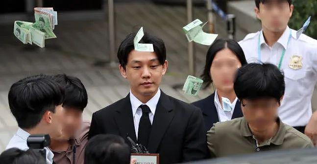 韩国影帝刘亚仁吸毒出庭被市民用钱砸！网友：他嘴角扬起微笑仿佛在拍电影… - 6