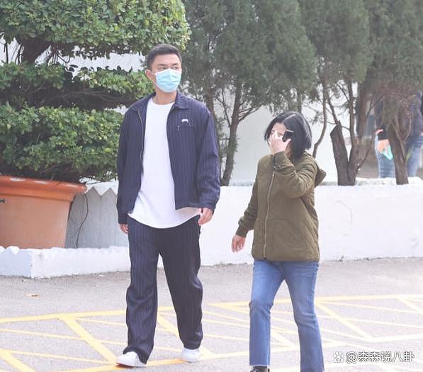 TVB 男星杨明正式出狱，并未嫌弃到场接人 - 5