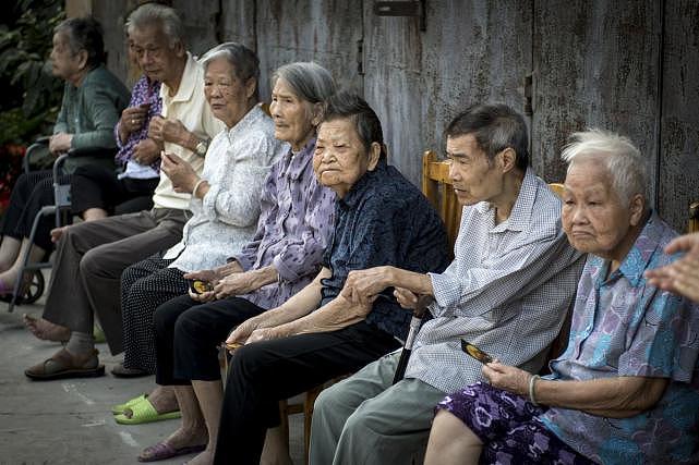中国2亿独生子的困境：上有四老，下有一小，没钱生病，不敢休息 - 2