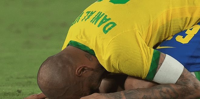 狂舞与热泪！巴西夺金球员跪地啜泣 38岁阿尔维斯披着国旗哭 - 4