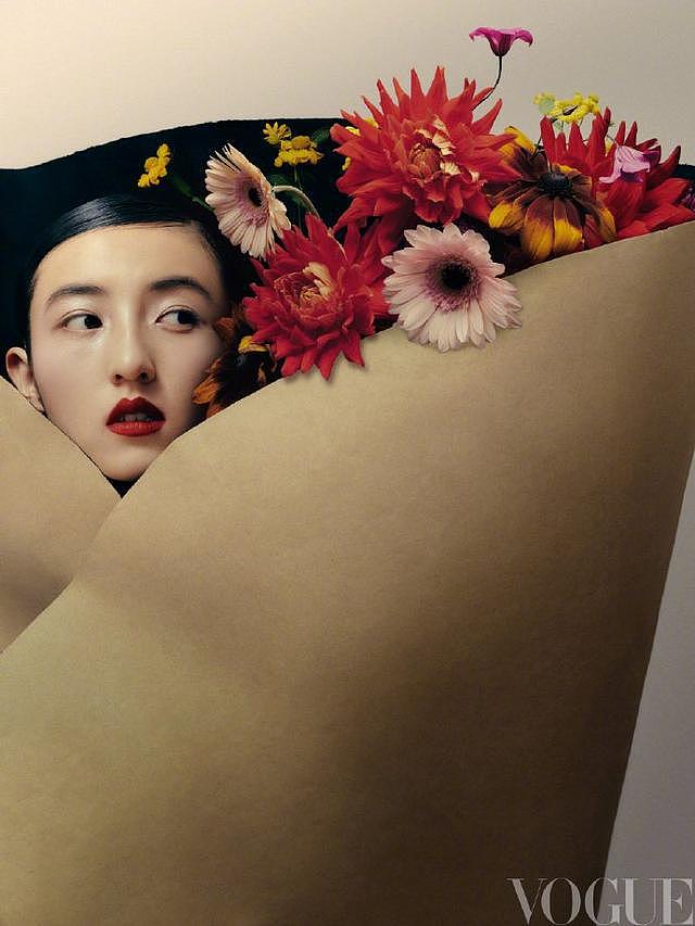 张子枫登《VOGUE》杂志银十封面 身着红色高定礼服复古梦幻 - 6