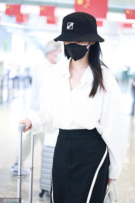 李沁身穿白色衬衫搭配黑色长裙现身 低调简约轻时尚 - 1