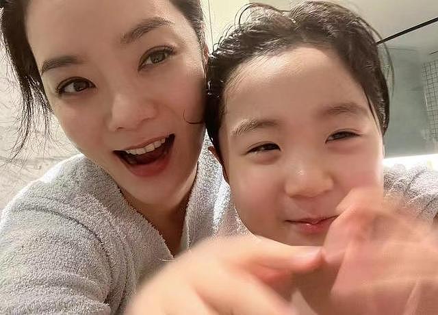 韩星蔡琳晒与儿子合照，眉眼像极中国生父，离婚一年男方从未晒娃 - 2