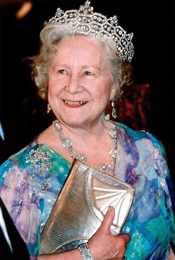 一岁一颗钻石：女王为母亲百岁寿辰庆生，100颗钻石的胸针表孝心 - 4