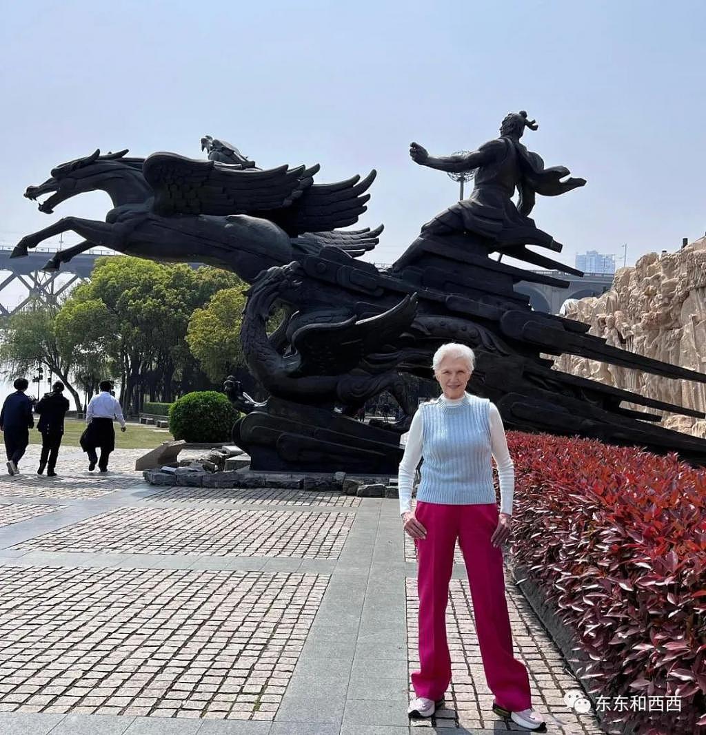 75 岁马斯克妈妈穿“中国风”美爆，身段仪态太好 - 14