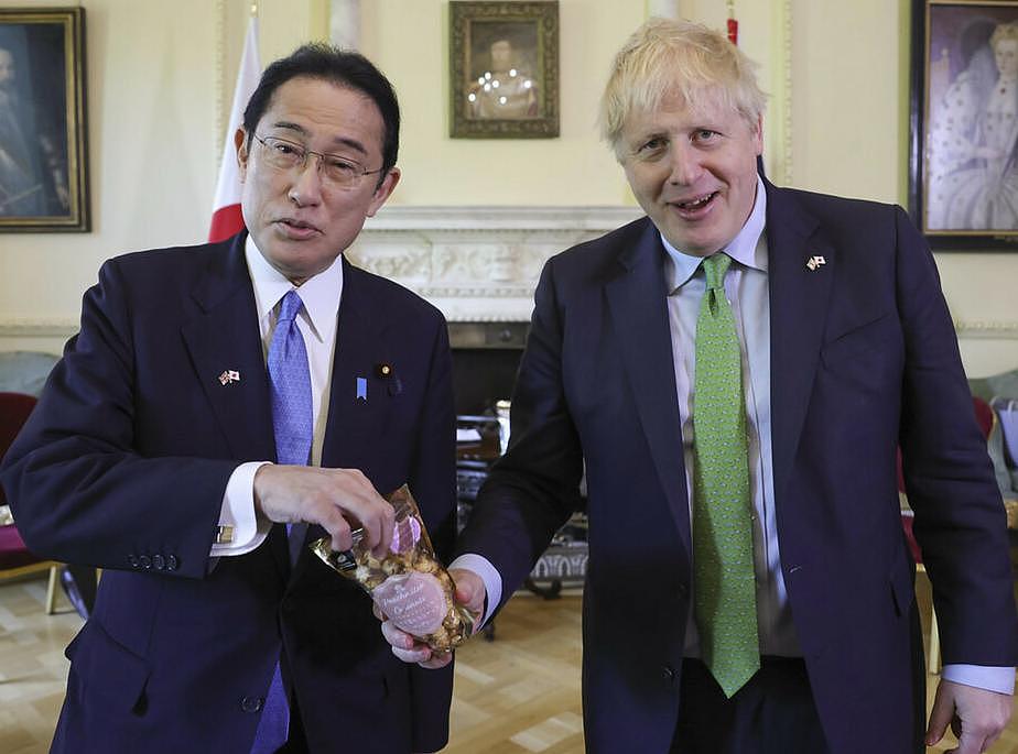 日本首相访英和约翰逊试吃福岛爆米花，日民众表达不满 - 1