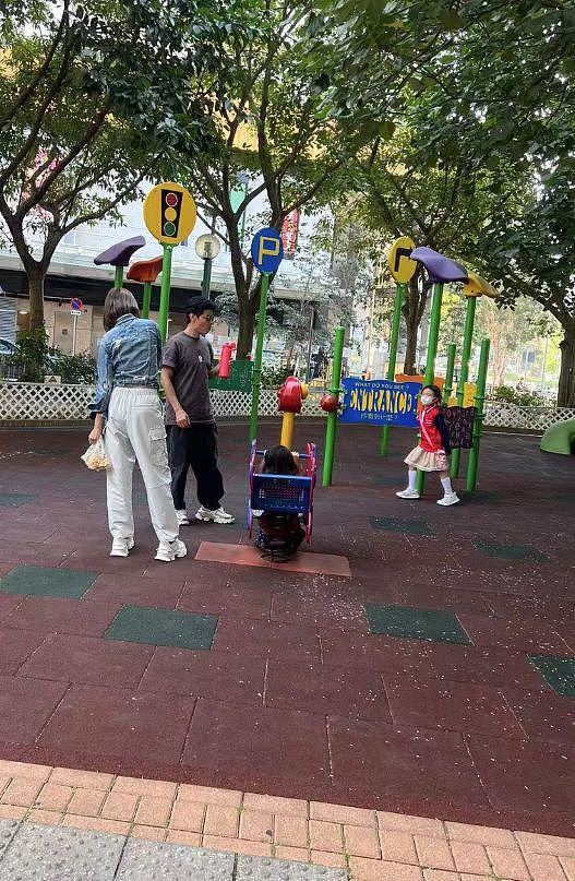 蔡少芬张晋带儿子公园玩耍，夫妻俩被疑生活拮据 - 4