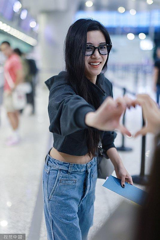 卢昱晓清早从机场出发 脸颊比心跟粉丝比爱心互动 - 1