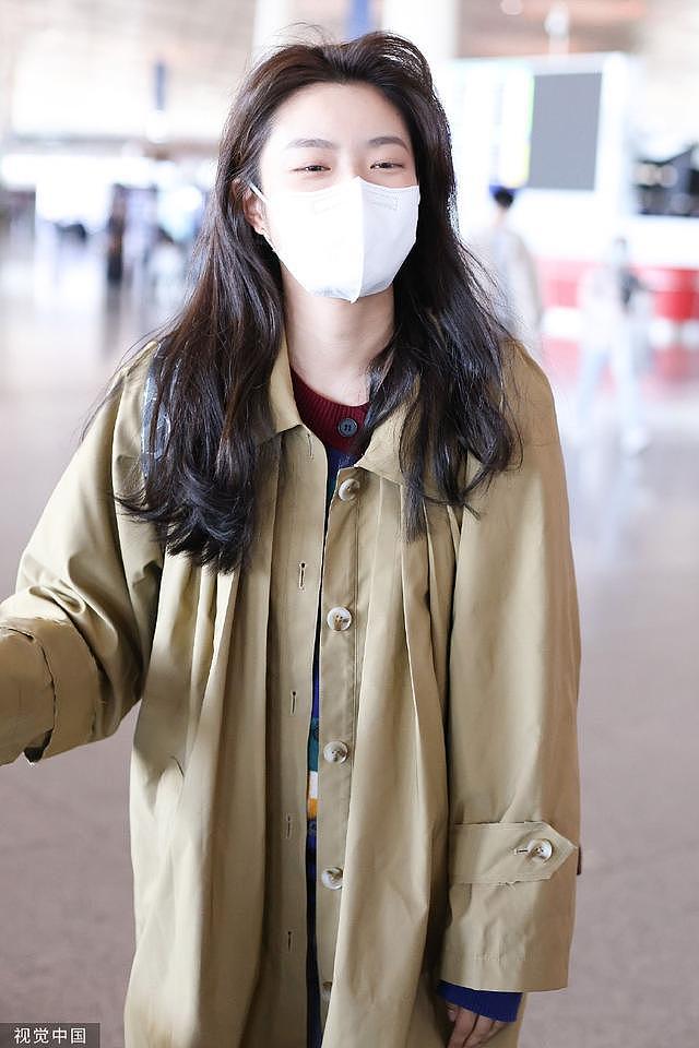 徐若晗穿卡其色风衣现身机场 面对镜头笑眼弯弯超可爱 - 5
