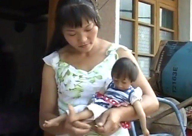 2009年，湖南女子生下2斤袖珍女婴，长相像猴子，马戏团出5万求购 - 14