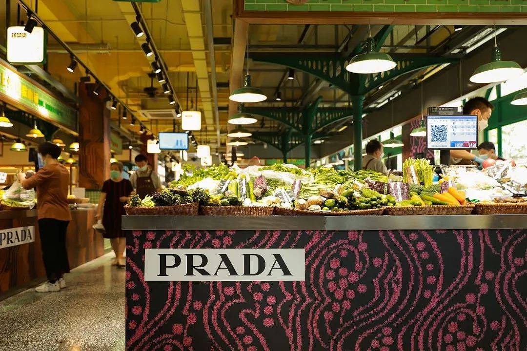Prada在上海“卖菜”招骂：顾客拍照打卡后丢菜，二手纸袋却叫价近百元 - 3