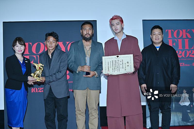 《雪豹》获第 36 届东京电影节最佳影片奖 熊梓淇上台领奖 - 3