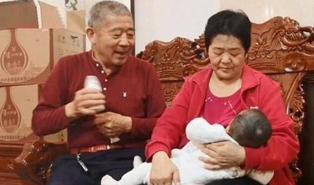 2019年，山东67岁老太太意外怀孕，顺利产下女婴，有人上门求秘方 - 17