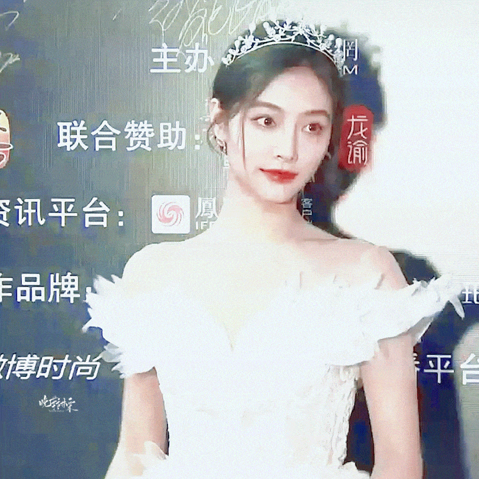 许佳琪凤凰网时尚之选红毯造型 头戴珍珠皇冠的白天鹅公主 - 6