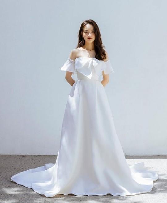 韩国前体操女神孙妍在婚礼现场照 穿婚纱与好友合影笑容甜 - 4