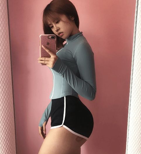 韩国美女老师酷爱健身，M型坐姿撩人心扉，蜂腰苹果臀样样不少 - 2