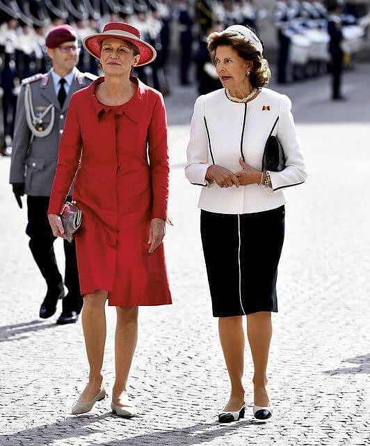 瑞典女王储挑大梁迎接德国总统夫妇！德国第一夫人红大衣造型抢镜 - 5