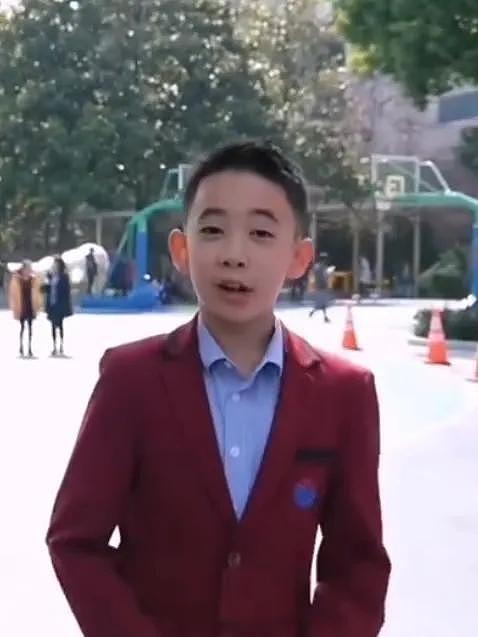 陈小春应采儿大儿子当校园向导，9 岁 Jasper 表现自信大方，超有范 - 2