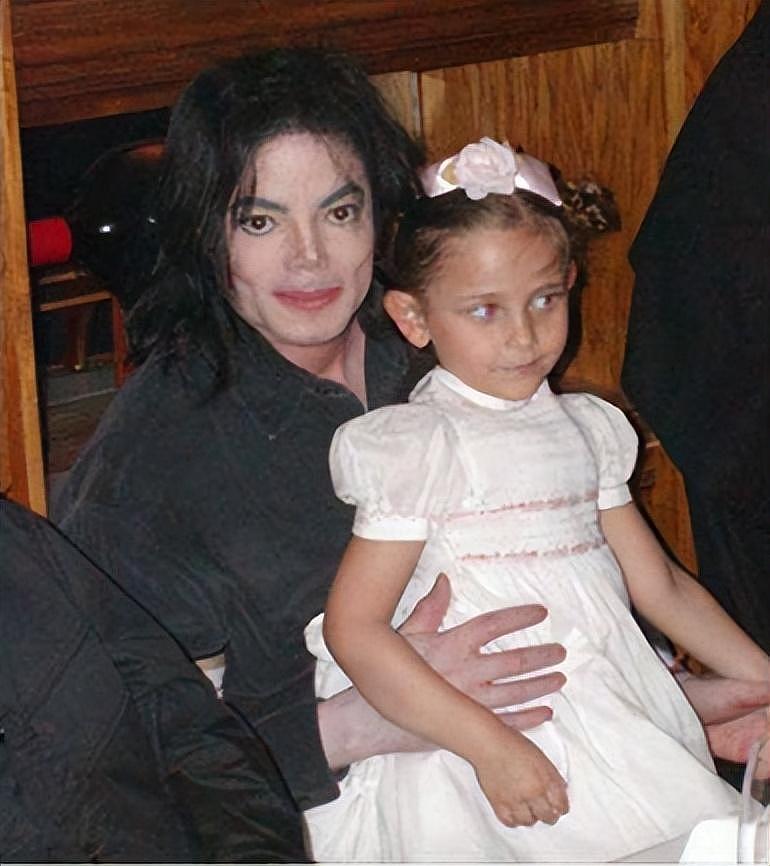 2009年，杰克逊去世后：长子得白癜风，女儿被侵犯，幼子遭到霸凌 - 10