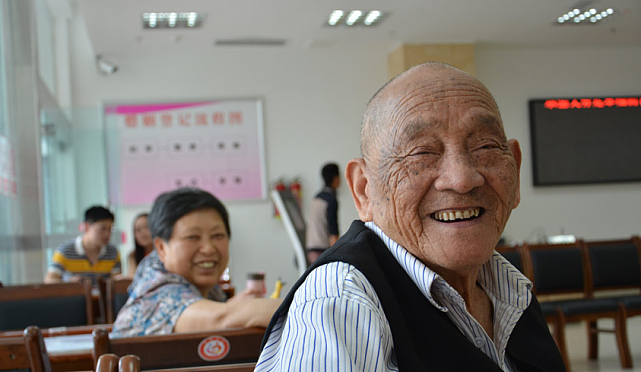 百岁抗战老兵苏国章：61岁老来得子，如今儿子欠下巨额网贷失联 - 12
