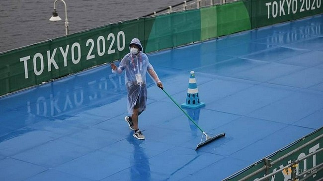 狂风暴雨席卷东京湾 奥运女子铁人三项延后15分钟 - 2