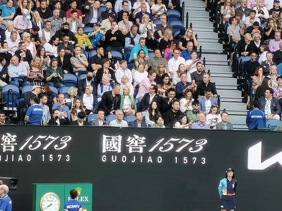 周杰伦昆凌现身澳网男单决赛 素颜戴墨镜低调观战 - 2