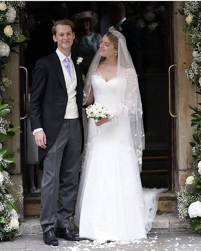 英国王室成员奥美结婚了，花卉王冠好梦幻，婚礼场景浪漫古典 - 4