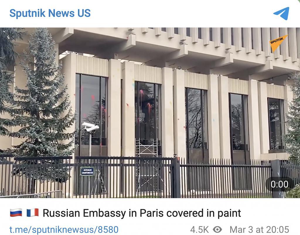俄罗斯驻巴黎大使馆遭破坏，玻璃被泼油漆 - 1