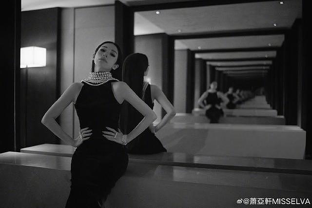 萧亚轩官宣签约华纳音乐 晒新歌 MV 造型穿黑裙高贵优雅 - 5