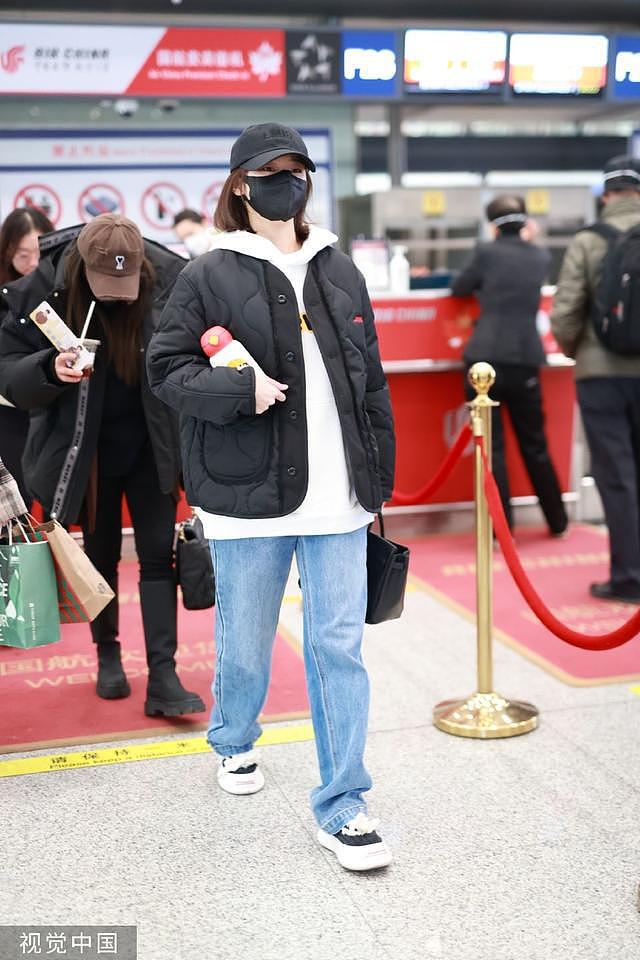 张佳宁休闲造型现身机场 白色帽衫搭黑色外套活力随性 - 1