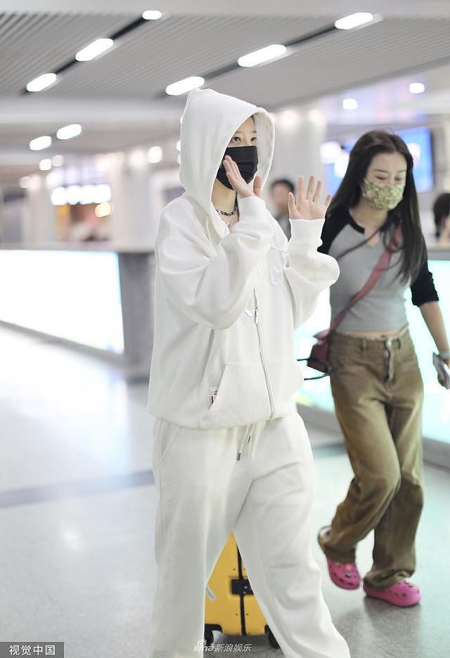 李斯丹妮穿白色运动套装干净清爽 对粉丝打招呼亲和力十足 - 2