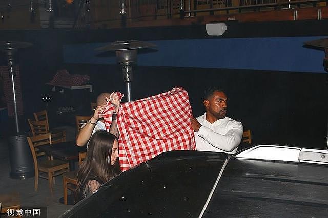 Lady Gaga 现身好莱坞用餐 裹餐厅桌布躲偷拍 - 3