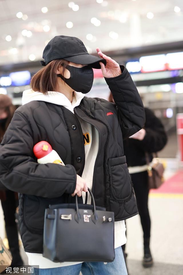 张佳宁休闲造型现身机场 白色帽衫搭黑色外套活力随性 - 4